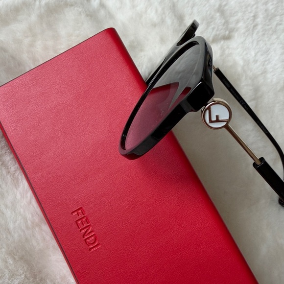 24hrs sale! Fendi Black Round Sunglasses with Red Logo Case main image 5